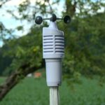 Estación meteorológica con sensores instalada en un campo agrícola
