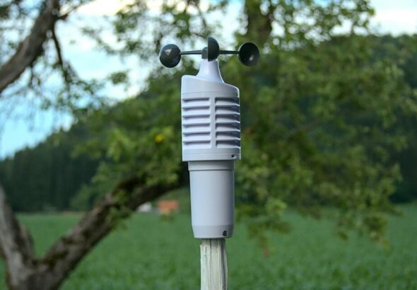 Estación meteorológica con sensores instalada en un campo agrícola