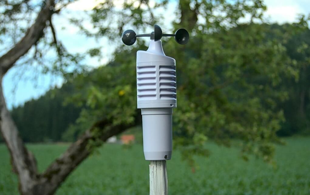 Estación meteorológica con sensores instalada en un campo agrícola